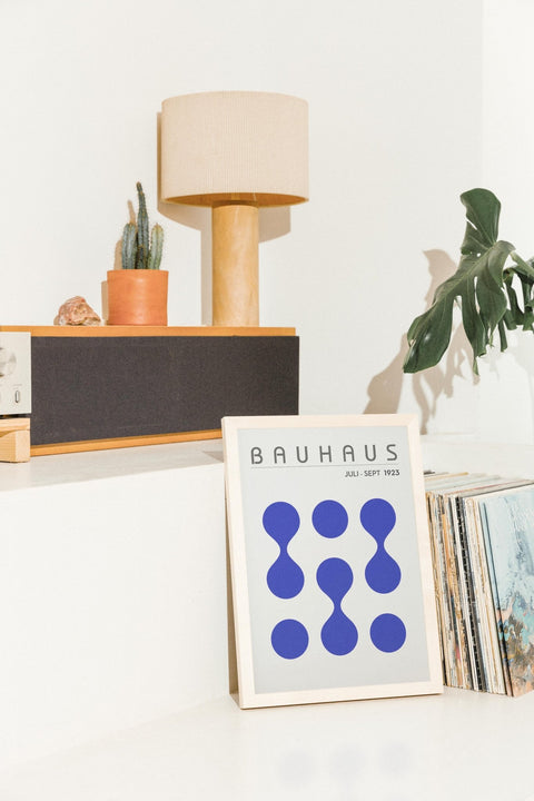Bauhaus Blue Construct poster visad med ram som tillval – FrenzyFrame