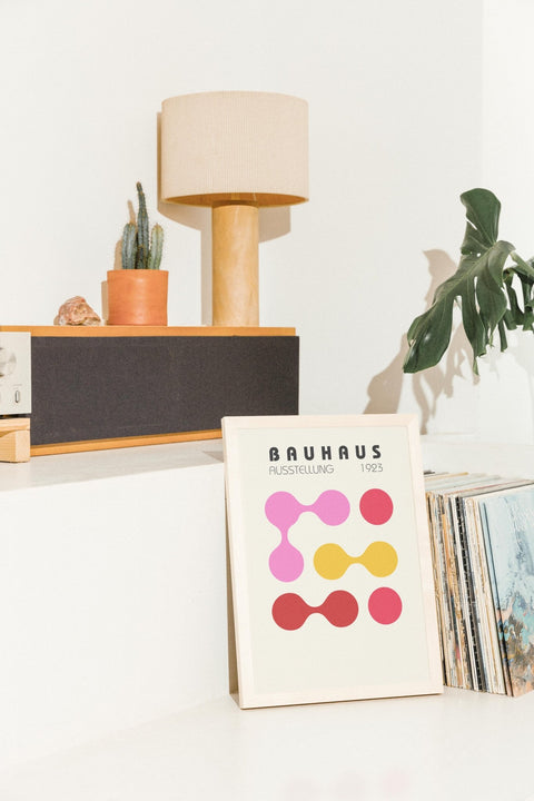 Bauhaus Bounce poster visad med valfri ram i inredning – FrenzyFrame