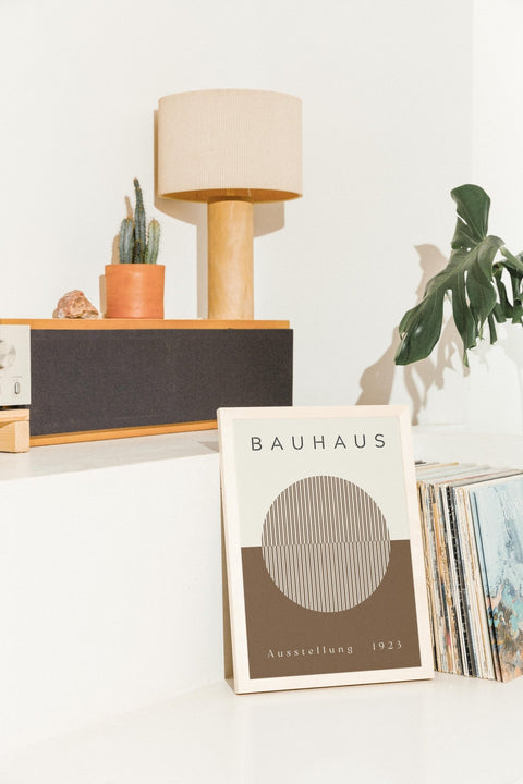 Bauhaus Eclipse poster visad med ram som tillval i miljö – FrenzyFrame