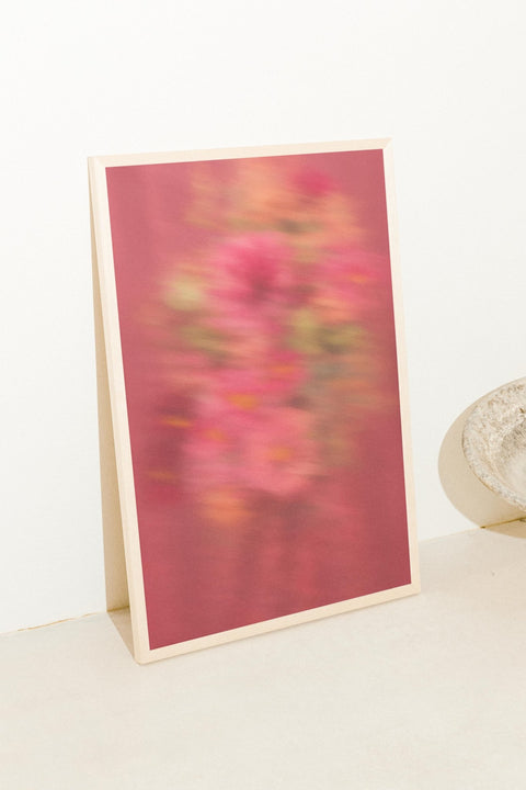 Bloom Blur poster i miljöbild med valfri ram – FrenzyFrame