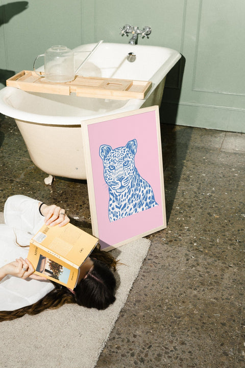 Blue Leopard poster visad med ram som tillval i miljö – FrenzyFrame