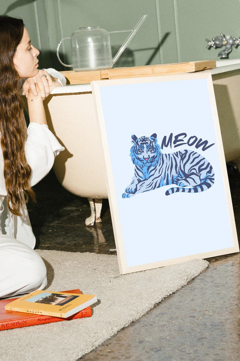 Blue Meow poster visad med ram som tillval – FrenzyFrame