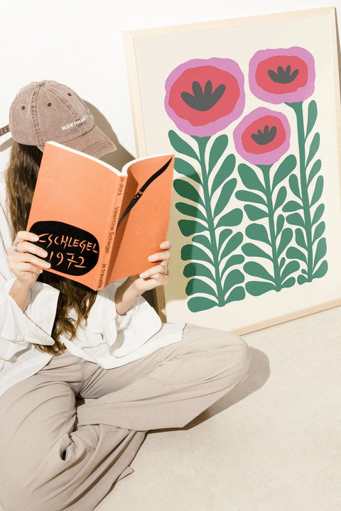 Bold Bloom poster visad med ram som tillval – FrenzyFrame