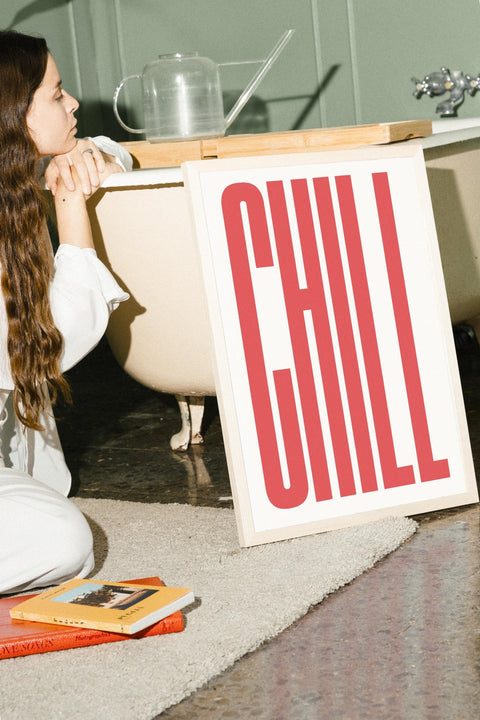 CHILL No.2 poster visad med ram som tillval i miljöbild – FrenzyFrame