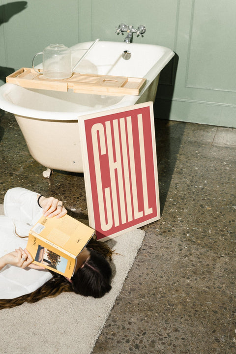 CHILL No.4 poster visad med valfri ram i hemmet – FrenzyFrame