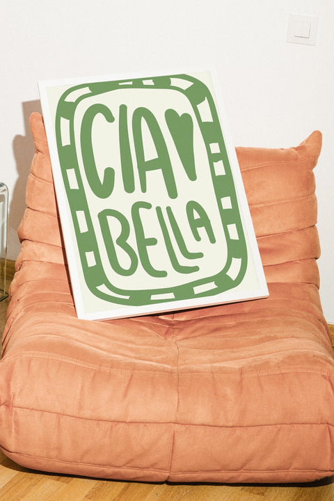 Ciao Bella poster visad med ram som tillval i en inredd miljö – FrenzyFrame