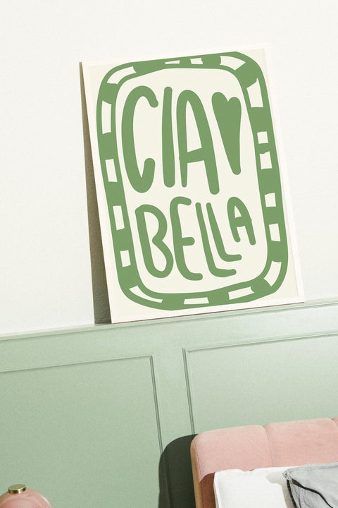 Ciao Bella poster visad med ram som tillval i miljö – FrenzyFrame