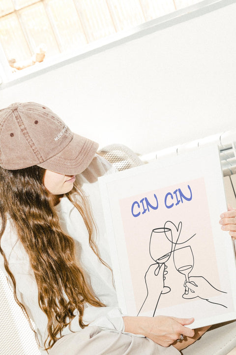 Cin Cin poster visad med ram som tillval i hemiljö – FrenzyFrame