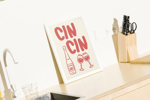 Cin Cin Rosso poster med ram som tillval i vit miljöbild – FrenzyFrame