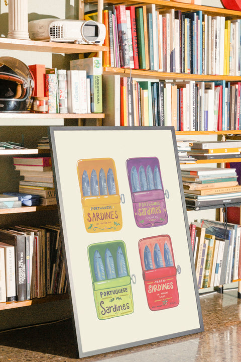 Four Sardines poster visad med ram som tillval i miljö – FrenzyFrame