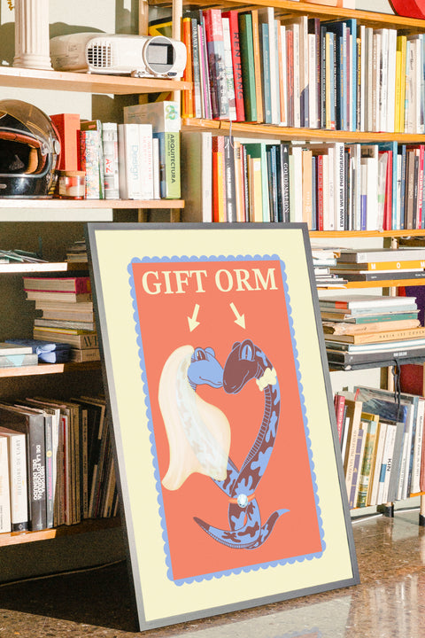 Gift orm poster visad med ram som tillval – FrenzyFrame