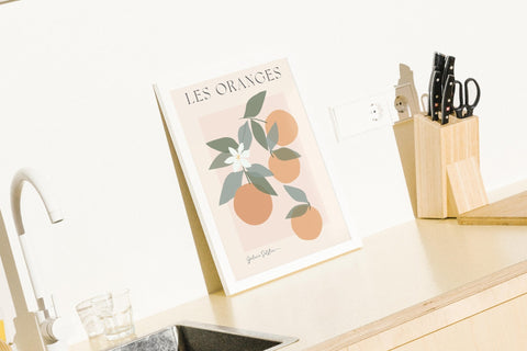 Les Oranges poster i miljöbild med valbara ramfärger – FrenzyFrame