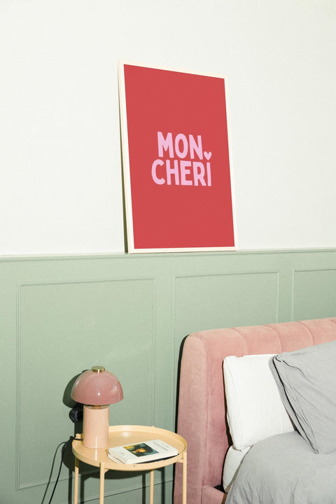 Mon Chéri poster visad på vägg med valfri ram – FrenzyFrame