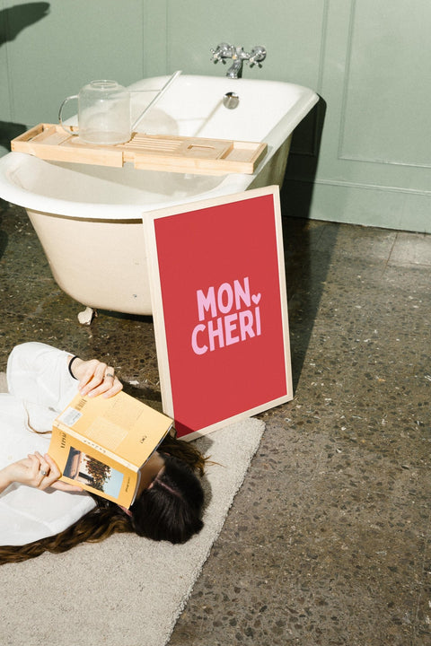Mon Chéri poster visad med valmöjlighet för ram – FrenzyFrame