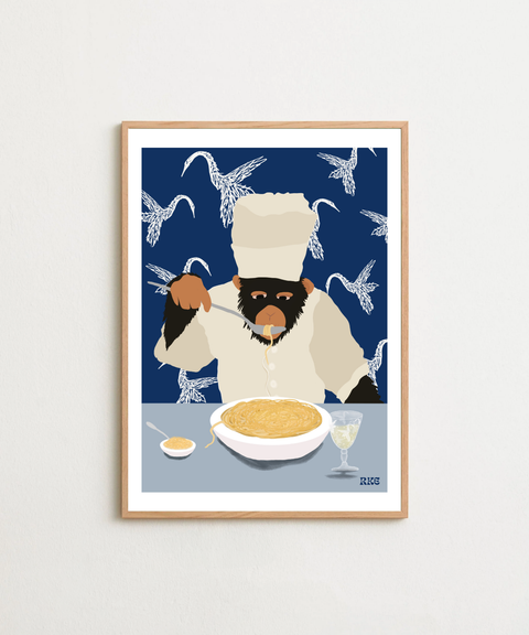 Monkey Eats Pasta poster visad med ram som tillval – FrenzyFrame