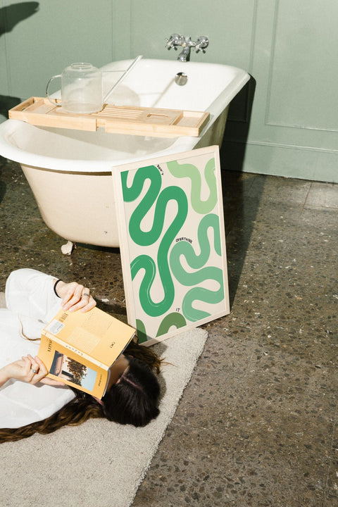 Overthinkin' in Green poster visad med valfri ram – FrenzyFrame