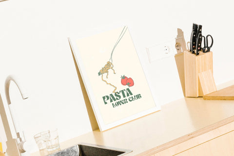 Pasta Lover Club poster visad med ram som tillval – FrenzyFrame