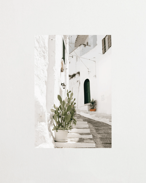 Quiet Steps poster med minimalistisk illustration – FrenzyFrame