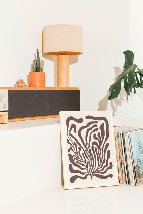 Seaweed burgundy poster i miljö med ram som tillval – FrenzyFrame