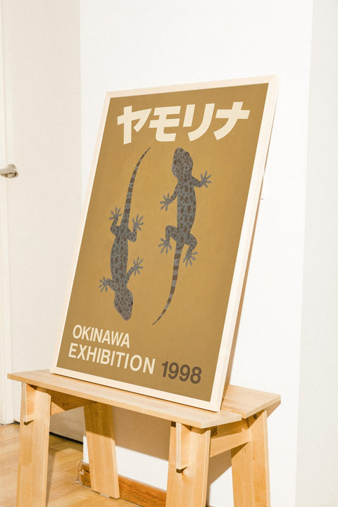 Sunset Lurkers poster i miljö med valfri ram – FrenzyFrame