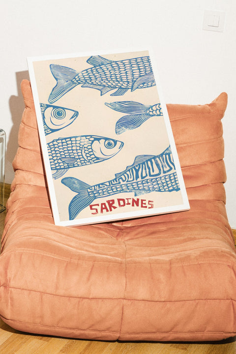Swim Like Sardines poster visad med ram som tillval – FrenzyFrame