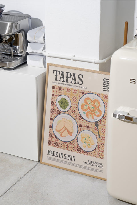 Tapas 1988 poster visad med ram som tillval i miljö – FrenzyFrame