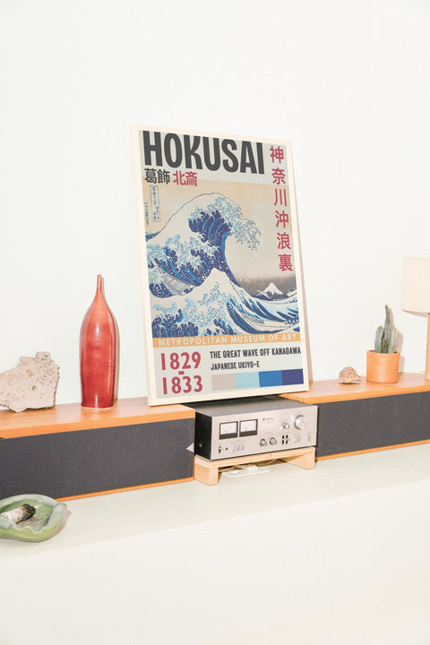 The Great Wave poster i miljöbild med ram som tillval – FrenzyFrame