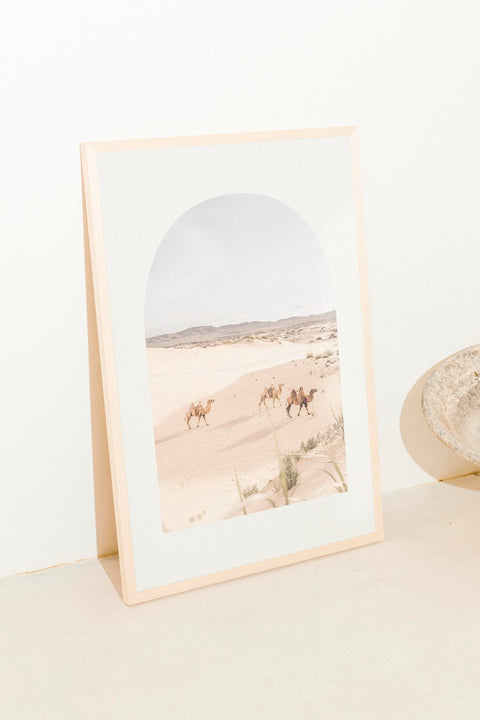 Through the Dunes poster i miljöbild med valfri ram – FrenzyFrame