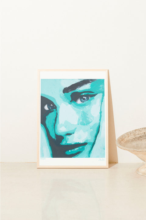 Turquoise poster visad med ram som tillval i miljö – FrenzyFrame