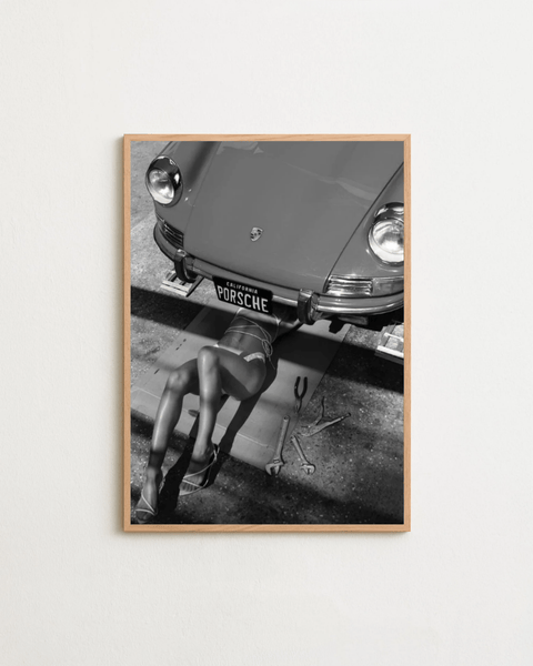 Under the Porsche poster visad med ram som tillval – FrenzyFrame