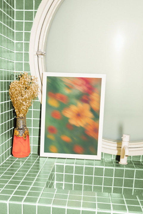Wild Bloom Blur poster i miljö med ram som tillval – FrenzyFrame